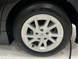 タイヤサイズは205/60R16!残り溝は5ミリ程度です!純正アルミホイール+キャップ!ホイールキャップに傷があります。