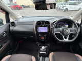 インパネ全体の写真で見た目もわかりやすく、使いやすいお車です。
