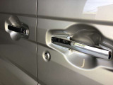 キーをポケットに入れたままでもドアのロック&アンロックができ、雨の日や、荷物の多い日に大活躍!