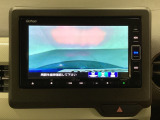 ギヤをR(バック)に入れるとナビの画面に後ろの映像が映るリアカメラ付です。後退時、コンディションが悪い視界でもカラーバックモニターがドライバーをサポートします。
