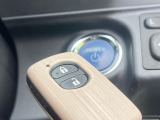 【スマートキー】カバンやポケットに入れたままでもドアの施錠・解錠が可能なスマートキーを装備。エンジンのオン・オフ時もカギを取り出す必要が無いからとっても便利です♪