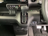 足元スッキリ、インパネシフトです。パーキングブレーキはフットブレーキタイプなので、運転席と助手席の間がスッキリしています。