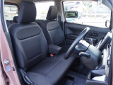 【清潔感のある運転席&助手席】隅々までクリーニングの行き届いた運転席&助手席。目立ったシミや汚れ等もございません。
