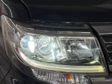 【LEDヘッドライト】悪天候や夜間走行時も良好な視界を確保し安心して運転できる高輝度LEDヘッドライトを装備!点灯速度が早く、消費電力も抑えられています。