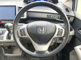インテリアに合わせたデザインのステアリングは、運転される方のことも考え、運転しやすい形状、大きさです。是非一度、実際に触ってお確かめください。