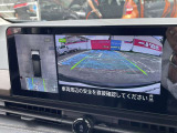 車を真上から見ているように、周囲の状況を把握しながら安心して駐車が行えるアラウンドビューモニター装備!