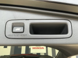 お好みの位置で止められるメモリー機能付の電動リアゲートです!後ろが狭い駐車場でもスムーズに荷物を積めて、さらに背が低い人の手がムリなく届く高さで止めることも可能です!