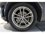【BMWアロイホイール】軽量かつ強度に拘ったアロイホイール。走行性能ポテンシャルを引き出す設計。タイヤのサイドウォールが強化されたランフラットタイヤは、パンク時にタイヤがつぶれてもリムから外れません。