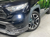 【LEDヘッドライト】悪天候や夜間走行時も良好な視界を確保し安心して運転できる高輝度LEDヘッドライトを装備!点灯速度が早く、消費電力も抑えられています。