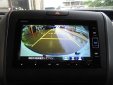 バックカメラの画像です。ガイドラインがスムースな車庫入れをサポートいたします。車庫入れの安心感がアップしますね。