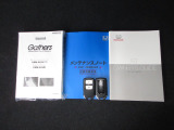 カギをバッグやポケットに入れたままでもドアロックの開閉やエンジン始動ができる『スマートキー』付き!暗くなってもキー穴を捜す必要が無くとっても便利ですから人気の装備です!