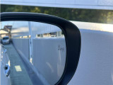 隣車線を走る車両をレーダーで検知し、ドアミラーでは確認しにくい後側方エリアに存在する車両に加え、急接近してくる車両も検知します。車両を検知するとドアミラーに搭載されたLEDインジケーターが点灯します。