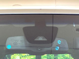 【エマージェンシーブレーキ】走行中に前方の車両等を認識し、衝突しそうな時は警報とブレーキで衝突回避と被害軽減をアシスト。より安全にドライブをお楽しみいただけます。