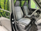 運転席まわりには十分なスペースがあり、大柄な方でもゆったり運転していただける環境です。