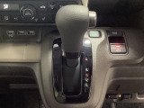 CVT車のセレクトレバーです。低速から高速まで、変速ショックのないスムーズな走りと、エンジン効率のよい領域を維持して燃費にも貢献します。サイドブレーキはスイッチ操作の電子制御パーキングブレーキです。
