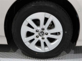 樹脂キャップ付きアルミホイールを装備、タイヤサイズは195/65R15です。