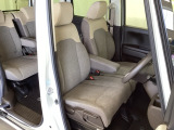 女性でも運転がしやすいように、シートの高さ調整機能(シートリフター)がついています。運転席と助手席の間が空いている為、助手席側への移動がスムーズです。交通量の多い道でも助手席側から乗り降りができます。