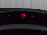 中央の大きなタコメーターの上にジタル表示のスピードメーターを配した、TYPE R 専用メーターです。