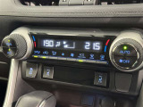 左右独立温度コントロールフルオートエアコンです。運転席、助手席それぞれで独立して温度設定ができます。冷え性の方が乗っても安心ですね♪