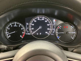 視認性に優れたメーターを採用しており、走行中でも車速や情報が分かりやすく表示されます。運転時の視線移動をむりのない範囲に抑え、快適で安心感のあるドライブをサポートします。