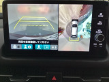 マルチビューカメラシステム搭載車です。お車の周囲を全方位でカバーします。後方・前方・両脇と、コンディションが悪い視界でもカラーモニターに映し出した映像がドライバーをサポートします。