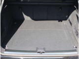 Audi正規ディーラーが高品質をお約束。高度な訓練・教育を受けたAudi専任メカニックが、100項目にもおよぶ精密な点検を実施。すべてクリアしたAudi車だけ、あなたのお手元に届けられるのです