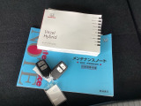 メンテナンスノート【整備記録簿】、取説も揃っています。スマートキーはバッグなどにしまったままボタン操作でエンジンの始動・停止ができて大変便利です。