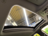 【ムーンルーフ】開放感たっぷりの希少装備、サンルーフが装着されています!車内に明かりを取り入れたり景色を楽しむ以外にも、車内の空気も簡単に換気できて快適です!