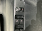 狭い駐車場で便利な電動格納ドアミラーが付いています。