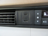 便利な充電用USBジャックも付いています。