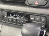 【オートエアコン】一度お好みの温度に設定すれば、車内の温度を検知し風量や温度を自動で調整。暑い&hellip;寒い&hellip;と何度もスイッチ操作をする必要はありません。快適な車内空間には必須の機能ですね♪