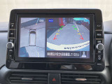 アラウンドビューモニターは4方のカメラで真上から車を見たようにモニターで確認ができる日産の自慢の装備です。前後センサーにより移動物検知、障害物検知をして画面に表示。是非実際の車で体感してみてください。