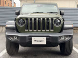 Jeepの象徴7スロットグリルがインパクトあります。フロントに障害物センサーを標準装備しております。
