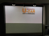 同じく後部座席には格納式のサンシェードがありますよ♪