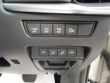 各種機能の切替スイッチは運転席パネル下に集約されています。任意で切り替え可能なため状況に合わせてお使いください。