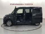 【まるごとクリーニング】シートを取り外し、車内を徹底洗浄。隅々まで丁寧に仕上げています。