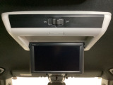 天井にリア席モニターが付いています。ナビゲーションで再生しているDVD等の映像を、後部座席の方にご覧いただくことができます。お子様にも大人気です。