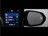 隣車線を走る車両をレーダーで検知し、ドアミラーでは確認しにくい後側方エリアに存在する車両に加え、急接近してくる車両も検知します。車両を検知するとドアミラーに搭載されたLEDインジケーターが点灯します。