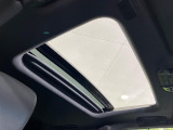 【サンルーフ】開放感たっぷりの希少装備、サンルーフが装着されています!車内に明かりを取り入れたり景色を楽しむ以外にも、車内の空気も簡単に換気できて快適です!