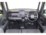 操作性に優れた運転席となります!小物入れや各ボタンの配置にこだわり、使いやすいです!座り心地もよく視認性も良好なのでロングドライブもお任せ下さい!