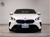 【BMWの伝統-1】BMWの特徴的な&ldquo;キドニーグリル&rdquo;は、80年以上続く伝統の形でございます。変わらないこだわりのデザインが、プレミアムブランド&ldquo;BMW&rdquo;を創り出します。