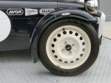 タイヤは、AVON製の155/65R14と一般的な軽自動車のサイズで、お財布にも優しいです。