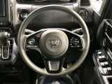 インテリアに合わせたデザインのステアリングは、運転される方のことも考え、運転しやすい形状、大きさです。是非一度、実際に触ってお確かめください。