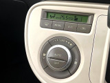 【オートエアコン】一度お好みの温度に設定すれば、車内の温度を検知し風量や温度を自動で調整。暑い&hellip;寒い&hellip;と何度もスイッチ操作をする必要はありません。快適な車内空間には必須の機能ですね♪