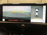 【パノラミックビューモニター(床下透過表示機能付)】クルマを上から見たような画像をディスプレイに表示し、運転席から確認しにくい箇所も確認できます。車両直下及びタイヤ付近のアンダーフロアの確認も可能です