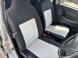 運転席の状態も良好です。嫌な汚れやヘタリは見受けられません。