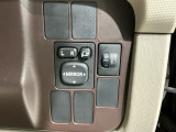 狭い駐車場で便利な電動格納ドアミラーが付いています。