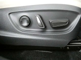 運転席のシート調整を電動で調整できます。無段階調整なので、どなたにもピッタリの調整が可能です。