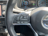 ハンドルにあるステアリングスイッチで、運転中のオーディオ操作も安全に!