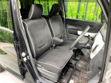 運転席まわりには十分なスペースがあり、大柄な方でもゆったり運転していただける環境です。